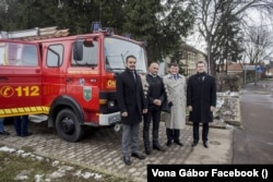 „Amikor a politika valóban az embereket, a közösséget szolgálja” – Vona Gábor, a Jobbik akkori elnöke, Nagy Sándor jobbikos recski polgármester, John McGough és Staudt Gábor jobbikos parlamenti képviselő 2018. január 21-én Recsken a tűzoltóautó-átadáson