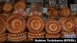Лепешки на Ошском базаре в Бишкеке