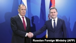 Ruski ministar spoljnih poslova Sergej Lavrov u Beogradu sa srpskim kolegom Nikolom Selakovićem, u decembru 2020. godine. Poseta Lavrova Beogradu nakon ruske invazije na Ukrajinu je otkazana jer su evropske države zatvorile nebo za ruske avione. 