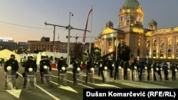 Полициски кордон го опкружува собирот на поддржувачи на владата и поддржувачи на Дијана Хрка, 5 ноември 2025 година.