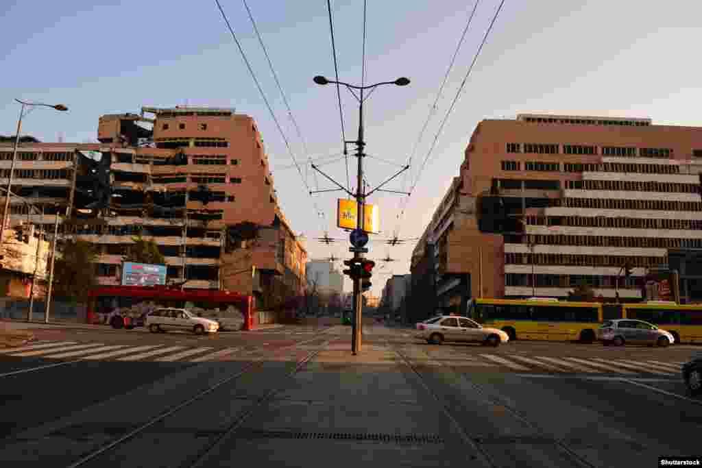 Пошкоджена війною будівля колишнього військового штабу, сфотографована у 2014 році.Покинута будівля колишнього Генштабу фактично стала меморіалом пам’яті сотень цивільних жителів та бійців, загиблих під час повітряної кампанії під проводом Заходу в колишній Югославії