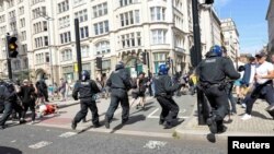 Sukob policajaca i demonstranata tokom protesta protiv ilegalne imigracije, u Liverpulu, Britanija, 3. avgusta 2024. 