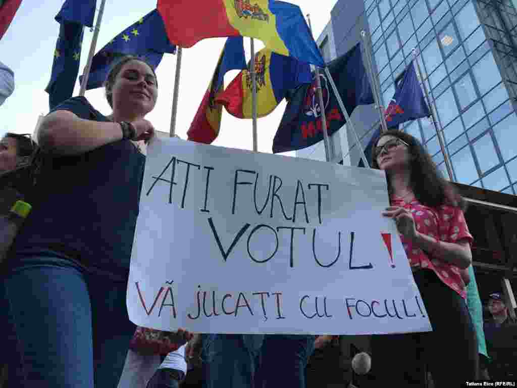 Alţi protestatari şi-au dat întâlnire la sediul PD, ulterior cele două grupări s-au unit