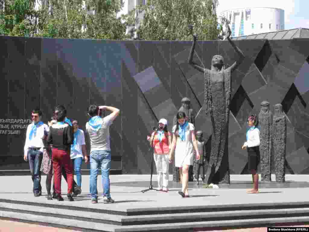 Активисты в Астане возложили цветы у памятника жертвам политических репрессий. 