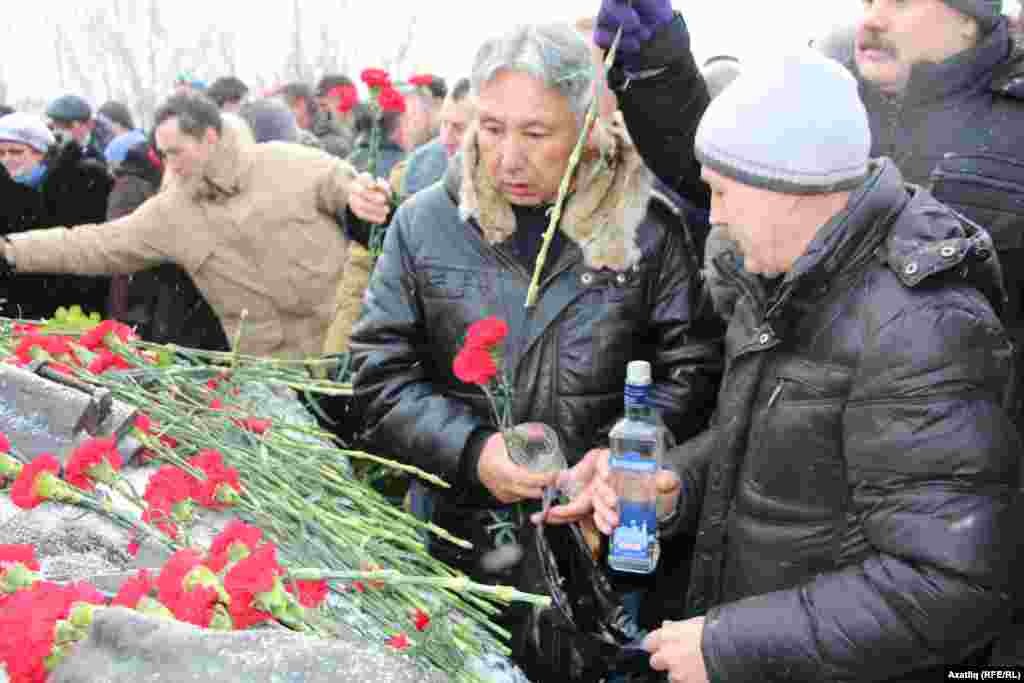 Әфганстанда һәлак булган дусларын һәйкәл янында хәмер белән хәтерләүчеләр дә булды