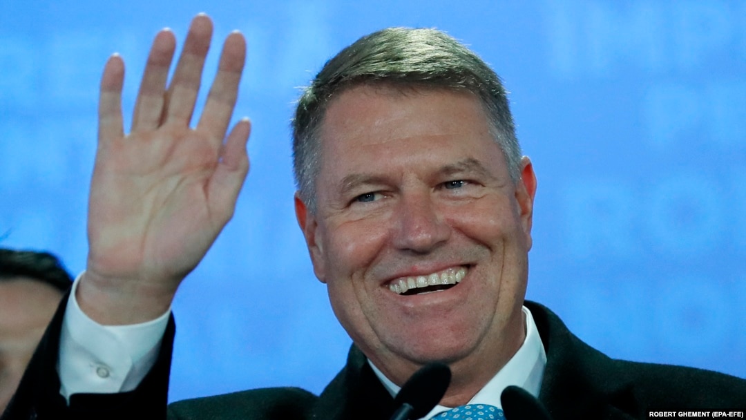 Începutul schimbării la față, președintele Klaus Iohannis salută presa după aflarea rezultatelor de la alegerile din 24 noiembrie 2019. 
