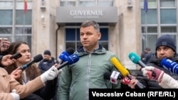 Președinte Asociației „Forța fermierilor”, Alexandru Bădărău, vorbește în fața presei la protestul agricultorilor din fața Guvernului, 10 decembrie 2025