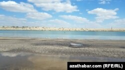 Туркменистан. Соленое озеро со сточными водами по дороге в Дарвазу. Апрель 2021 г. (Иллюстративное фото) 