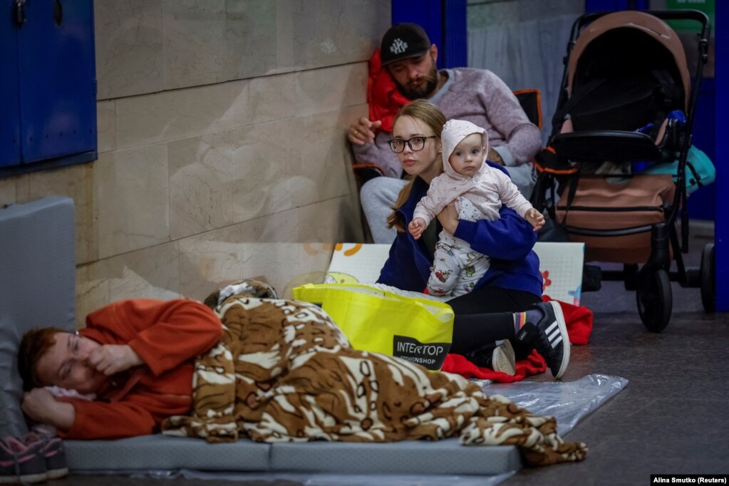 Një familje e strehuar brenda metrosë së Kievit, më 29 qershor.