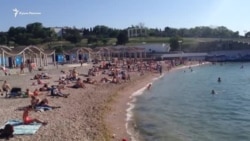 Есть ли туристы? Первый день лета на севастопольских пляжах (видео)