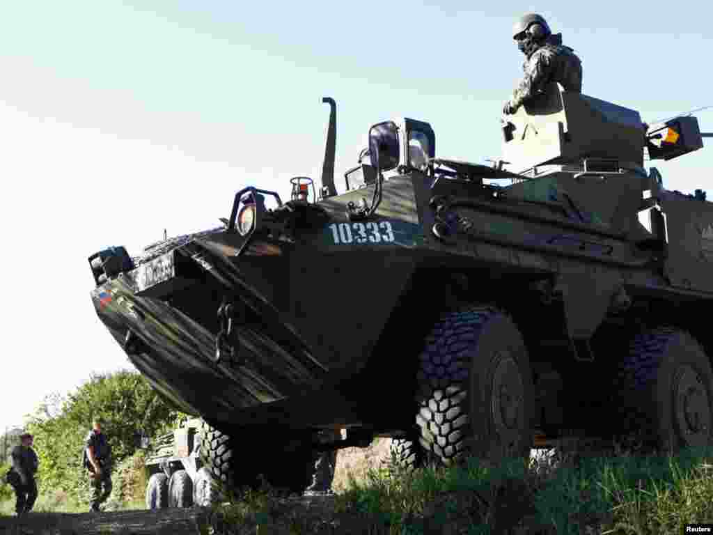 Slovenački vojnici KFOR-a na putu za selo Rudare, 08.08.2011. Foto: Reuters / Ivan Milutinović 