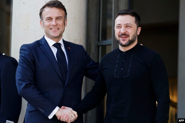 Presidenti i Francës, Emmanuel Macron, mirëpret presidentin e Ukrainës, Volodymyr Zelensky, në Pallatin Elysee, në Paris, më 27 mars.