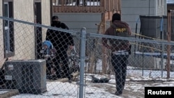 5 წლის ბიჭი, კურდღლის ყურებიანი ქუდით, ფედერალური აგენტების გარემოცვაში, 20 იანვარი, 2026 წელი