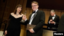 Pavel Talankin (centru) primind Premiul Oscar la Los Angeles, pe 15 martie 2026.