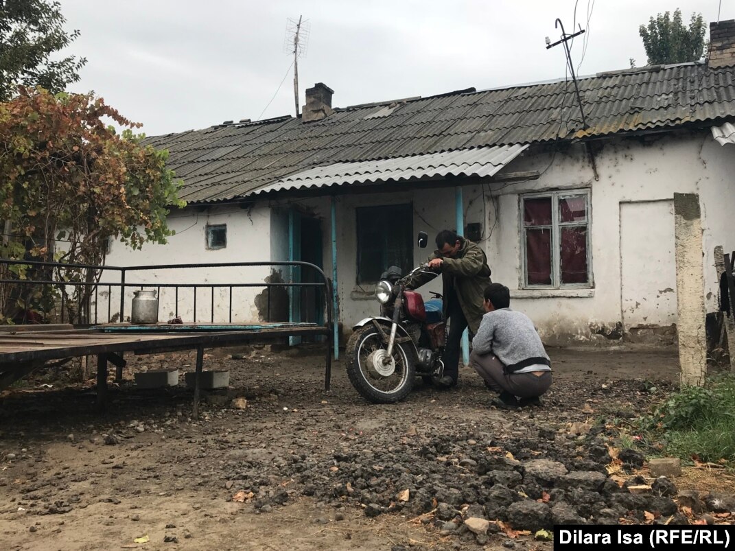 Осиротевший ягнёнок». Отец-одиночка и пятеро его детей без документов и  пособий