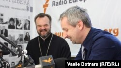 Pavel Borşevschi şi Doru Petruti în studioul Europei Libere de la Chişinău