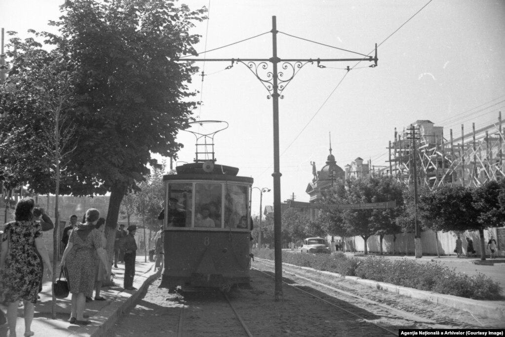 La sfârșitul secolului al XIX-lea, primarul Karol Schmidt a inițiat construirea unui nou sediu pentru Duma orașului (primăriei) pe locul fostei stații de pompieri. Proiectul a fost realizat de arhitectul Mitrofan Elladi, sub supravegherea lui Alexandru Bernardazzi, iar construcția a fost finalizată în 1902. Clădirea a fost distrusă de trupele sovietice în retragere în 1941 și refăcută de administrația română până în 1944, când a fost din nou avariată în timpul operațiunii Iași-Chișinău. Reconstrucția definitivă, condusă de arhitectul Robert Kurtz, a avut loc între 1946 și 1948, iar clădirea a fost redeschisă în 1951. Kurtz a păstrat aspectul original, cu excepția unor turnuri mai mici deasupra intrării principale. Clădirea găzduiește și astăzi Primăria Chișinău.