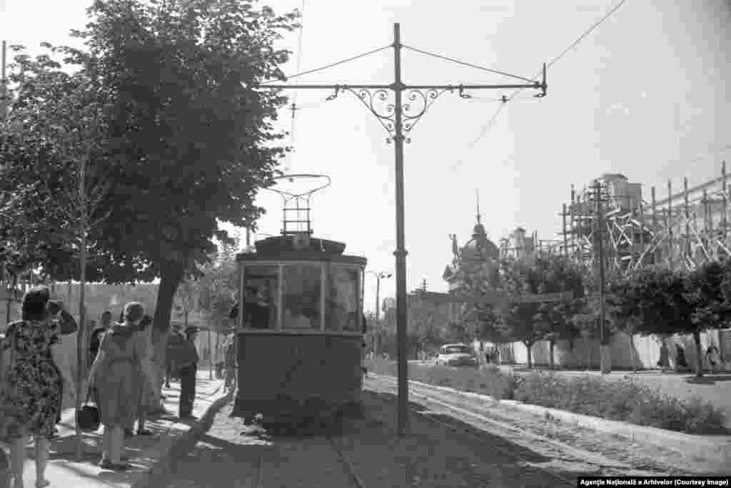 La sfârșitul secolului al XIX-lea, primarul Karol Schmidt - cel mai longeviv primar al Chișinăului (între 1877-1903) -a inițiat construirea unui nou sediu pentru Duma orașului (primăria) pe locul fostei stații de pompieri. Proiectul a fost realizat de arhitectul Mitrofan Elladi, sub supravegherea lui Alexandru Bernardazzi, iar construcția a fost finalizată în 1902. Clădirea a fost distrusă de trupele sovietice în retragere în 1941 și refăcută de administrația română până în 1944, când a fost din nou avariată în timpul operațiunii Iași-Chișinău. Reconstrucția definitivă, condusă de arhitectul Robert Kurtz, a avut loc între 1946 și 1948, iar clădirea a fost redeschisă în 1951. Kurtz a păstrat aspectul original, cu excepția unor turnuri mai mici deasupra intrării principale. Clădirea găzduiește și astăzi Primăria Chișinău.