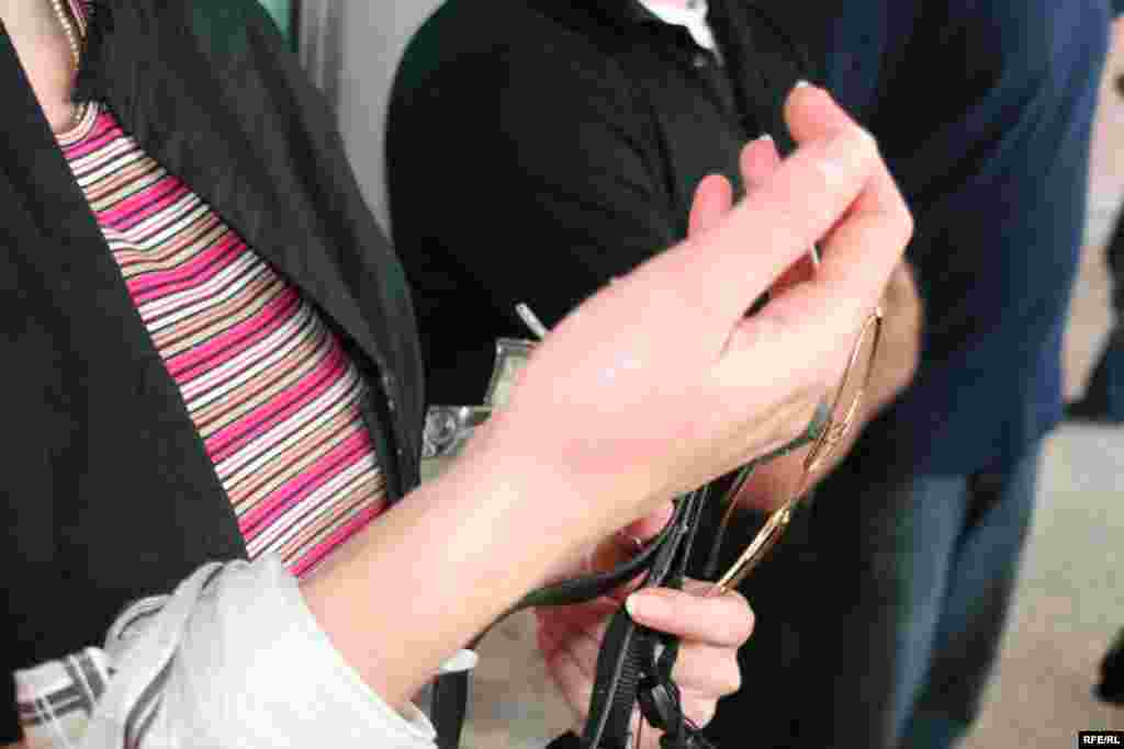 ინასარიძის თქმით, პოლიციამ ის სცემა და სათვალე გაუტეხა, ნიღბიანმა პირმა კი ფოტოკამერა წაართვა.