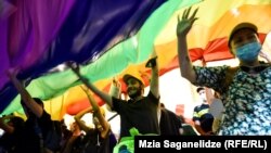 6 июля 2021 года, флаг ЛГБТ у здания парламента