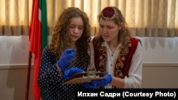 Өмид Чапаноглы (уңда) сеңлесе Наилә белән