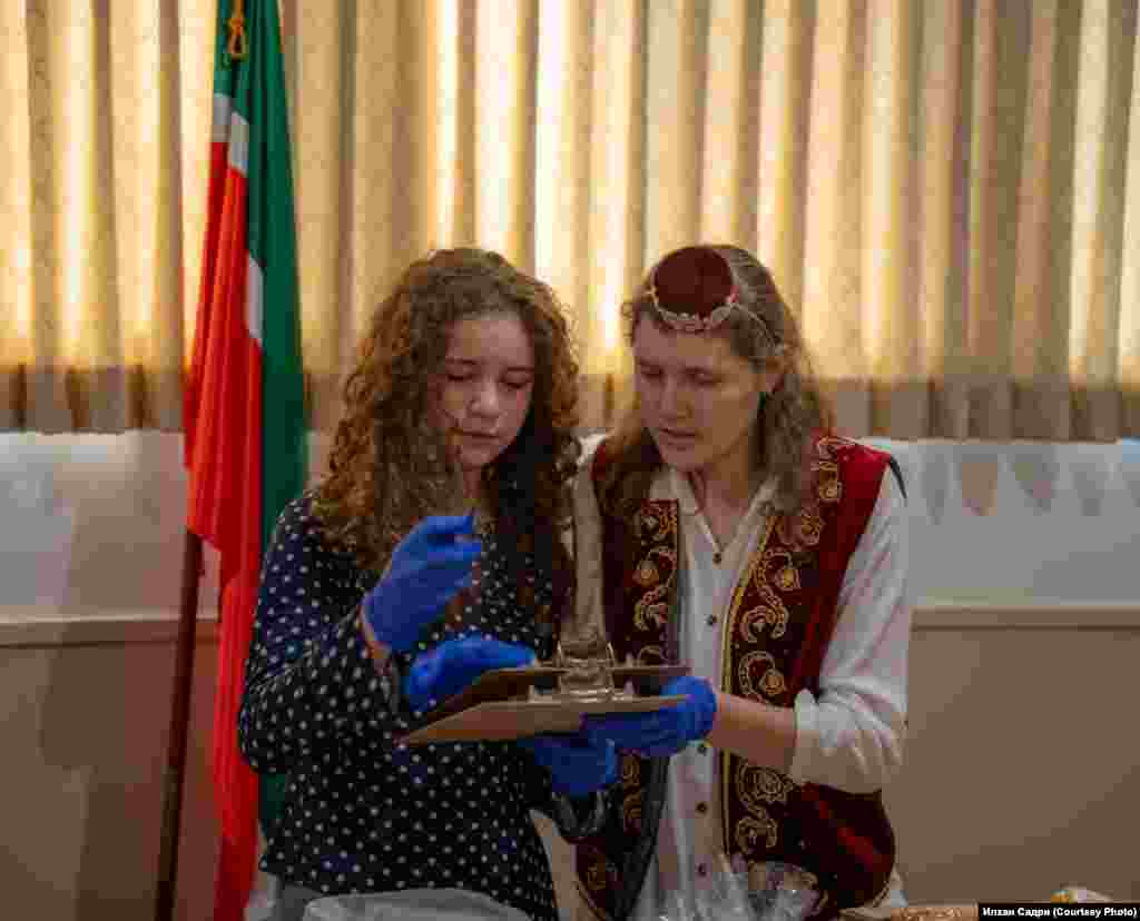 Татар кызы Өмид Чапаноглы (у) ел саен татар ашларын әзерләү өмәсендә дә, сату да актив катнаша 