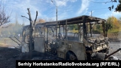 Пасьля пацэльваньня расейскай бомбы аўтобус цалкам згарэў. Краматорск, Данецкая вобласьць, 8 кастрычніка 2026 году