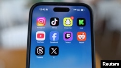 Ministrul Sănătății, Alexandru Rogobete, spune că rețelele de socializare propagă conținut cu o puternică componentă de dezinformare în zona medicală. El a dat exemplu acele dezinformări care pretind că unele afecțiuni medicale se pot trata doar cu „apă, aer și energie”.