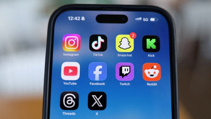 Copiii sub 15 ani din Franța, fără acces la rețele sociale. Legea, susținută de președintele Macron, trece de prima cameră a Parlamentului