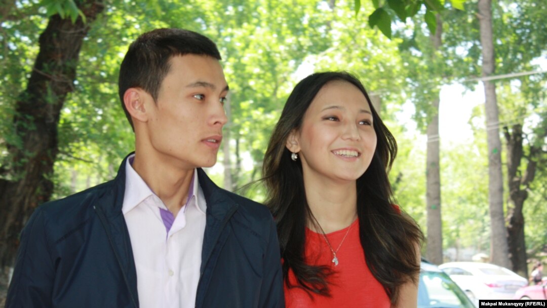 BDSM ілгегінің фотосы Жертөледе трахаеттелген қыздың фотосы