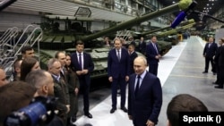 Vladimir Putin Nijni-Tagildə yerləşən "Uralvaqonzavod" müəssisəsində.