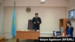 Sudýa Timur Žumamuratow "Adam" neşriniň ýapylmagy barada karary yglan edýär, Almaty, 22-nji oktýabr, 2015