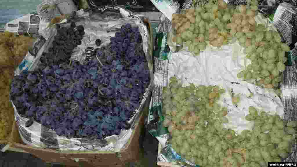 Душанбе бозори узум&cedil; олма&cedil; нок