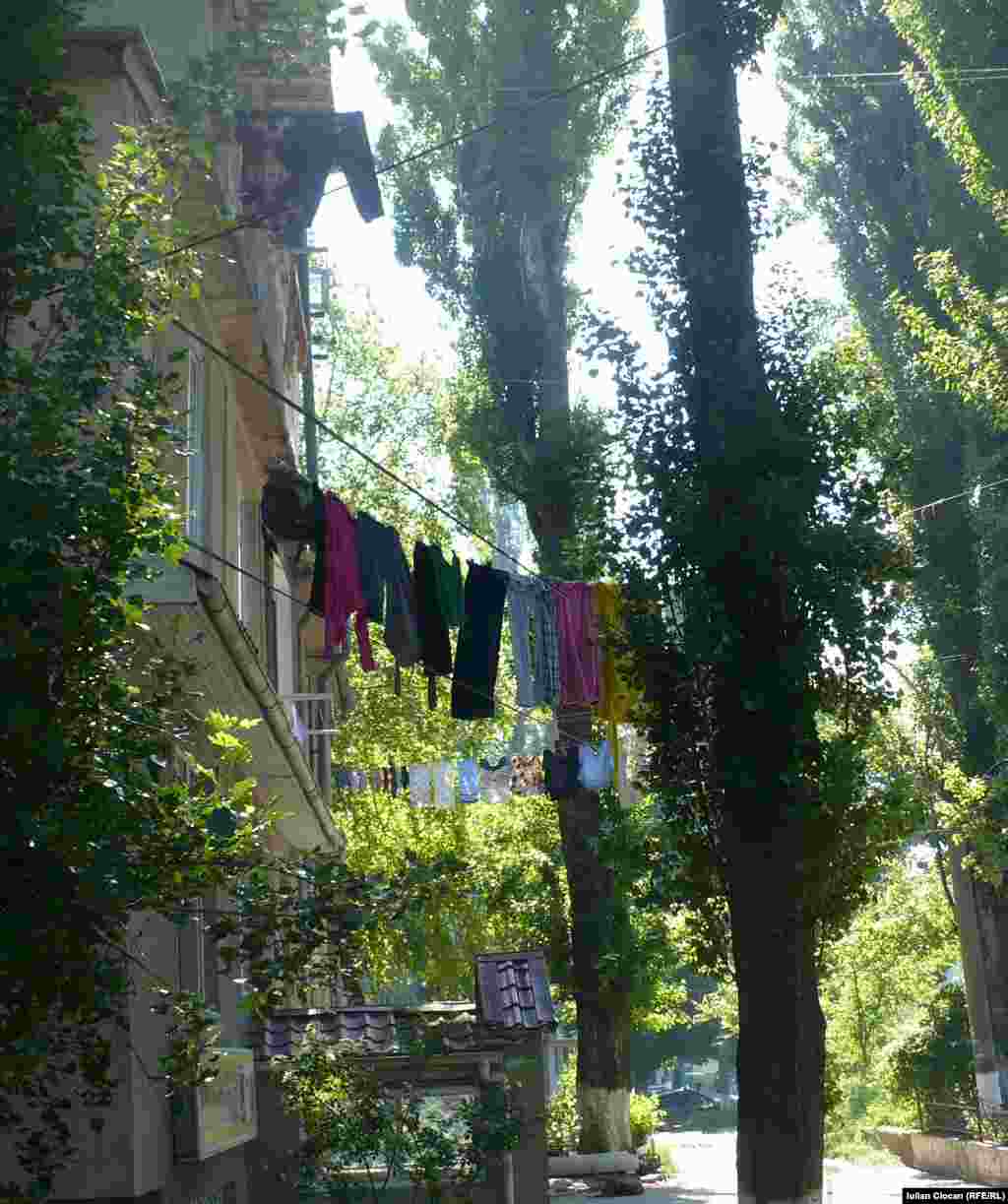 Familii numeroase, haine multe, balcoane neîncăpătoare