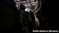 Ілюстраційне фото. Військовослужбовці 28-ї ОМБР ЗСУ відпочивають після стрільби з самохідної гаубиці М109 у бік російських військ поблизу прифронтового міста Костянтинівка. Донецька область, 19 грудня 2025 року