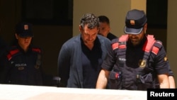 Джонатан Андик в сопровождении полицейских