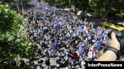 Протестувальники перед площею Свободи в Тбілісі