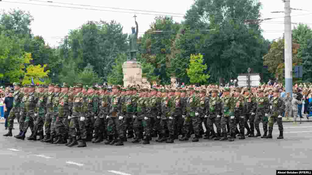 Peste 150 de veterani ai războiului pentru apărarea integrității teritoriale și independenței Republicii Moldova, din 1992, au mers în fruntea coloanelor de militari.