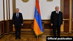 Новый министр обороны Армении Вагаршак Арутюнян (слева) и президент Армении Армен Саркисян