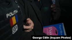 Medicul Cristian Andrei va fi cercetat în libertate pentru acuzații de agresiune sexuală, după ce a fost dus în cătușe la Serviciului de Investigații Criminale Sector 1 din București.