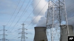 Fumul se ridică deasupra centralei nucleare de la Doel, Belgia 