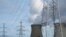 Fumul se ridică deasupra centralei nucleare de la Doel, Belgia 