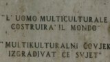 Natpis na spomeniku Multikulturalni čovjek u centru Sarajeva