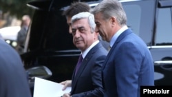 Armenia - President Serzh Sarkisian (L) and Prime Minister Karen Karapetian head to a cabinet meeting in Yerevan, 6Oct2016.