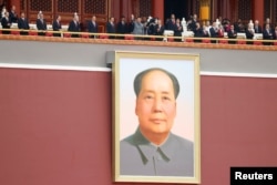 Kineski predsjednik Si Đinping maše iznad divovskog portreta Mao Cedunga na obilježavanju 100. godišnjice osnivanja Komunističke partije Kine u Pekingu, 1. jula 2021. godine.