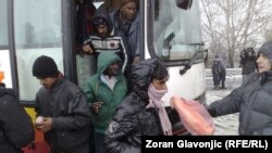 Azilanti u autobusima tokom blokade meštana u blizini Obrenovca, 27.11.2013.