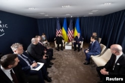 «Угода, висунута нещодавно, має саме таку структуру: США внесуть свою частку, але лише після того, як європейці внесуть свою», – Петреус