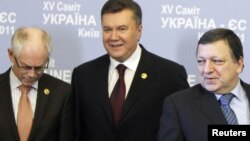 Президент України Віктор Янукович, Президент Європейської Ради Герман Ван Ромпей та Президент Європейської Комісії Жозе Мануель Баррозу, 19 грудня 2011 року