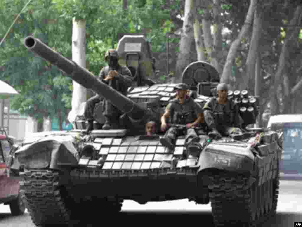 Gruzijski tenk prilikom povlačenja iz područja Gorija. - Gruzijski tenk prilikom povlačenja iz područja Gorija.