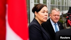 Ministrul de Externe al Danemarcei, Lars Loekke Rasmussen, și ministra de Externe a Groenlandei, Vivian Motzfeldt, în așteptarea unei întâlniri, la Casa Albă, cu vicepreședintele american J.D. Vance și secretarul de stat, Marco Rubio, pe 14 ianuarie 2026